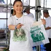 Inul Daratista pakai kaos panitia kurban.
