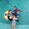 Irish Bella berenang