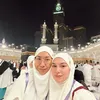 Susanti Arifin &amp; Irish Bella Selfie di Tanah Suci