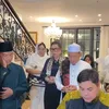 Potret Ivan Gunawan Diantar Orang Tersayang untuk Berangkat Haji