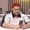Ivan Gunawan cek handphone
