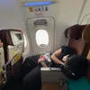 Jefri Nichol tidur di pesawat dengan tan nyaman.