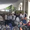 Potret Jenazah Titiek Puspa Meninggalkan Rumah Duka