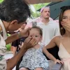 Potret Jennifer Coppen Ajak Anak ke Kebun Binatang
