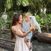Potret Jennifer Coppen Ajak Anak ke Kebun Binatang