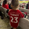 Kamari pakai jersey nama punggung Hubner