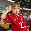 anak Jennifer Coppen hormat saat lagu kebangsaan Indonesia dinyanyikan