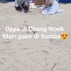 Ji Chang Wook main pasir di Sumba