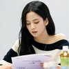 Jisoo ketika sedang membaca naskahnya. Dia memerankan Eun Young Ro, mahasiswa baru jurusan bahasa Inggris di Hosu Woman University yang merawat seorang pria di dorm khusus wanita.