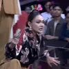 Totalitas Rina Nose di panggung
