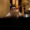 Justin Bieber sedang makan siang di salah satu restoran yang berada di Disneyland.