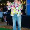 Kangin Melambaikan Tangan