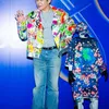 Kangin Berpose dengan Manekin