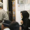 Karina Ranau berdoa di tahlilan