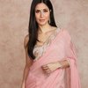 Katrina Kaif selalu cantik kala memakai baju tradisional India. Meski ia berdarah campuran India dan Inggris, namun Katrina sangat pantas memakai sari.