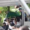 Jenazah ibunda raisa digotong banyak orang
