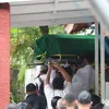 Jenazah ibunda raisa masuk rumah, awak media ambil foto dari jauh