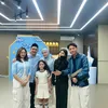 Adelia foto bareng semua anak okie