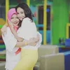 Syifa Hadju saat muda bareng ibunya