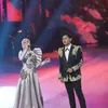 Valen dan Mila DA7 saling memandang.