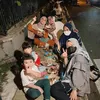 Potret Keluarga Nycta Gina Makan di Emperan Bareng Baby Sitter