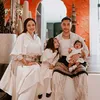 Potret Keluarga Siti Badriah Bareng Krisjiana dan 2 Anak