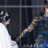 Dilraba Dilmurat dan Arthur Chen gandengan di sela-sela syuting