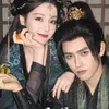 Dilraba Dilmurat dan Arthur Chen foto bareng di tengah syuting