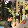 Dilraba Dilmurat dan Arthur Chen melukis payung