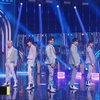 NCT DREAM membuka penampilan mereka dengan lagu hits favorit fans, Boom, dengan formasi bertujuh lengkap bersama Mark.