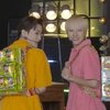 Melanjutkan sederet game, NCT DREAM berhasil memenangkan tantangan dan mendapatkan hadiah berupa snack yang dibentuk mirip backpack nih.