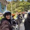 Berfoto di Jembatan Siti Nurbaya