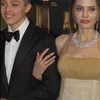 Potret Knox Jolie Dampingi Angelina Jolie