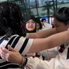 Amora bantu pasang kalung