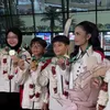 Kris Dayanti pose dengan atlet lain