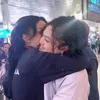 Kris Dayanti peluk Amora Lemos