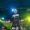 Lady Rara di panggung