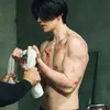 Lee Dong Wook Pamer Badan Kekar