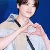 Potret Lee Jong Suk Tampil Santai Pakai Kaos