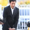 Potret Lee Sun Kyun Minta Maaf di Kantor Polisi