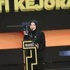 Lesti Kejora terima piala