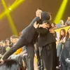 Lesti Kejora dan Rizky Billar berpelukan setelah diumumkan menang