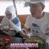 Makan Bersama di Warung Sederhana