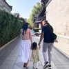 Julie dan suami gandeng anak