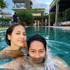 Dari kawasan Utara Bali, Pevita melanjutkan liburannya di Seminyak. Di sini, ia bersenang-senang bareng sang pacar, Arsyah Rasyid.
