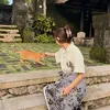 Lisa BLACKPINK bermain dengan kucing