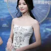 Lu Yuxiao Pakai Gaun Putih Elegan