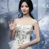 Lu Yuxiao Tampil dengan Strapless Dress 