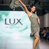 Luna Maya catwalk di JFW 2025