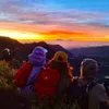Momen Menikmati Sunrise di Tengah Suasana Fajar